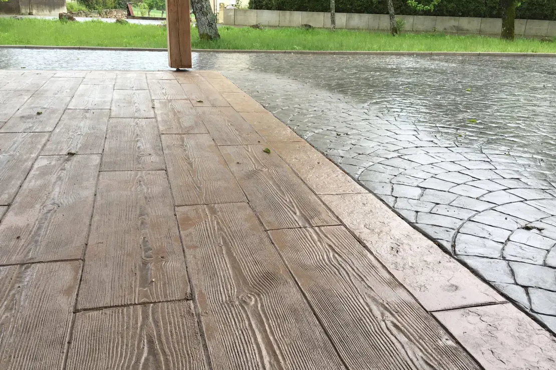 Concreto estampado con apariencia de madera en la zona posterior de una vivienda en Soria.